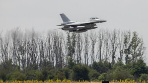 Вторият F-16 кацна в авиобаза „Граф Игнатиево“ (ВИДЕО+СНИМКИ)