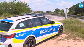 Полицаи смениха гума на аварирал автомобил на автомагистрала „Тракия“
